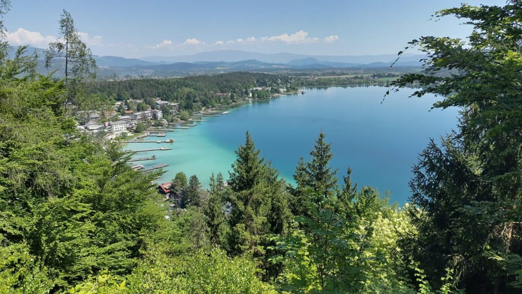 Blick von Oben auf einen blauen See mit vielen Stegen