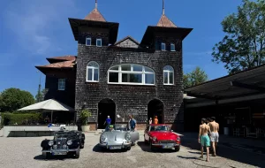 Autos vor dem Clubhaus