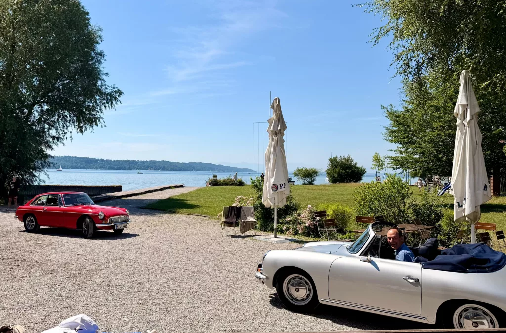 Autos vor dem Starnberger See